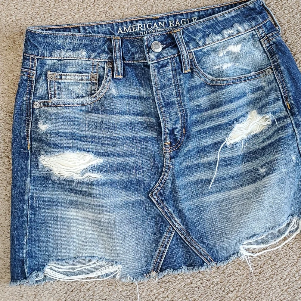 American Eagle Outfitters Blue Denim mini skirt size 2 distressed Frayed - Picture 3 of 10